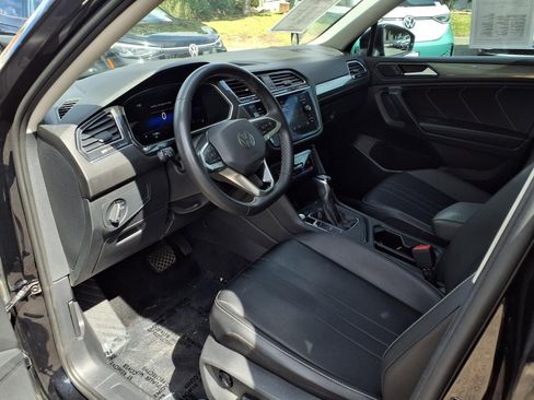Used 2023 Volkswagen Tiguan SE w/ Panoramic Sunroof Package FWD image 15