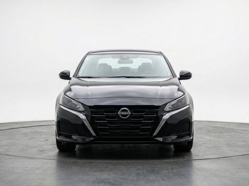 Used 2025 Nissan Altima 2.5 SV FWD image 2