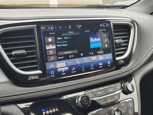 Used 2025 Chrysler Pacifica Limited image 31