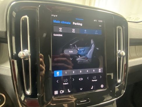 Used 2025 Volvo XC40 B5 Plus image 21
