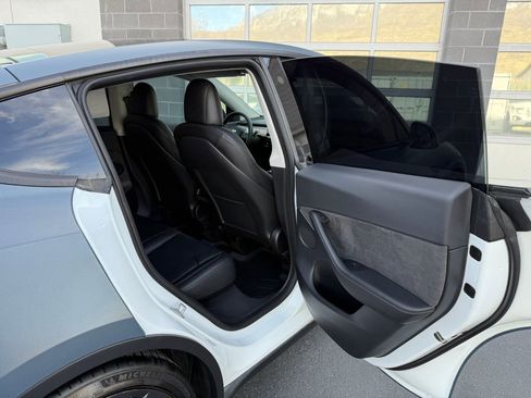 Used 2022 Tesla Model Y Performance image 19
