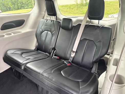 Used 2023 Chrysler Pacifica Touring-L FWD image 8