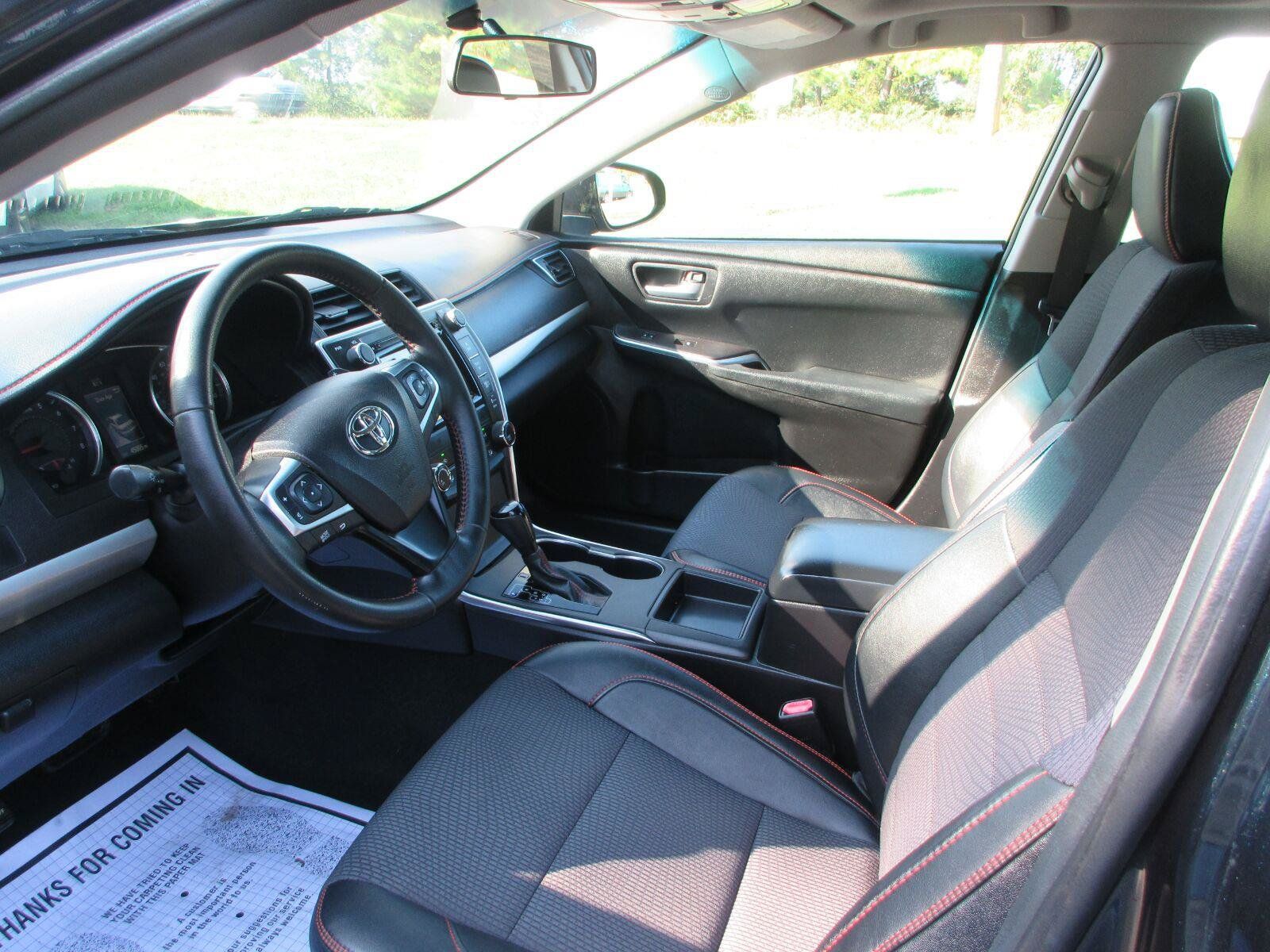 Used 2016 Toyota Camry SE w/ Moonroof Package FWD image 10