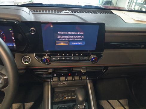 Used 2023 Chevrolet Colorado Z71 w/ Z71 Convenience Package 2 image 12