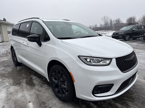 New 2026 Chrysler Pacifica Limited image 1