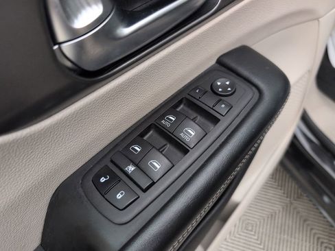 Used 2022 Chrysler Pacifica Touring-L FWD image 32