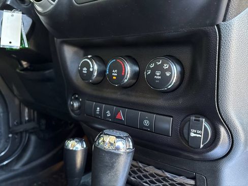 Used 2018 Jeep Wrangler Unlimited Sahara w/ Connectivity Group AWD/4WD image 27