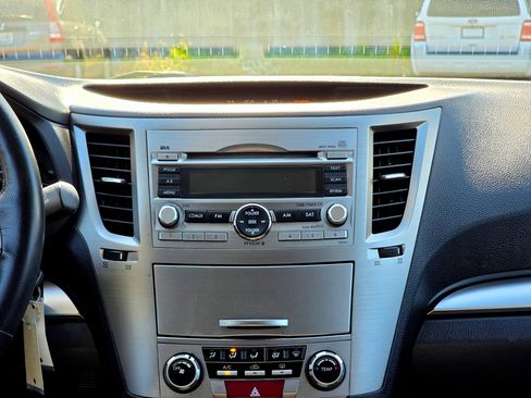 Used 2011 Subaru Outback 2.5i Premium AWD/4WD image 32