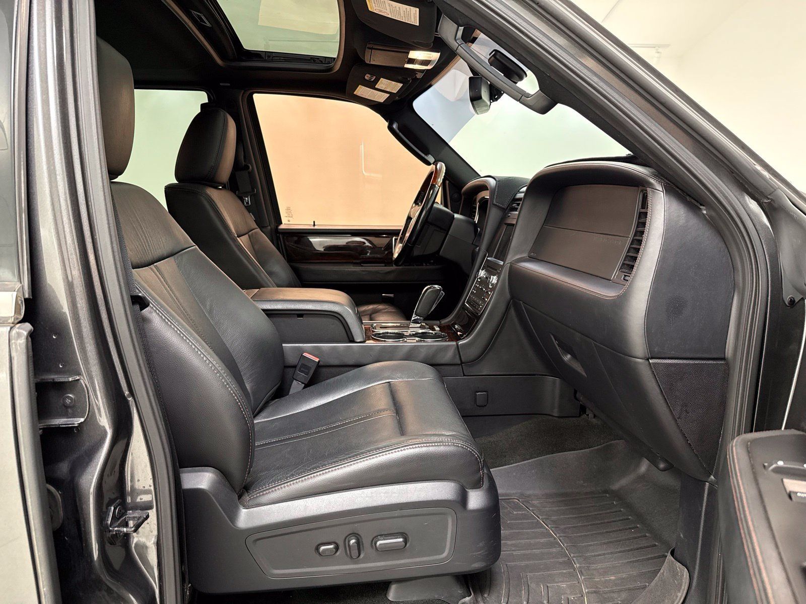 Used 2016 Lincoln Navigator Reserve AWD/4WD image 29