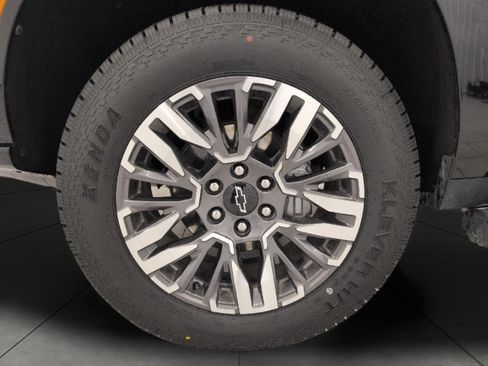 Used 2025 Chevrolet Suburban Z71 AWD/4WD image 3