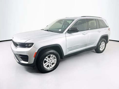 Used 2023 Jeep Grand Cherokee Laredo w/ Luxury Tech Group I AWD/4WD image 3