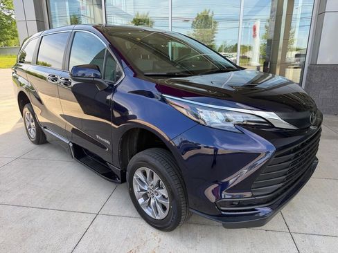 Used 2026 Toyota Sienna LE FWD image 7