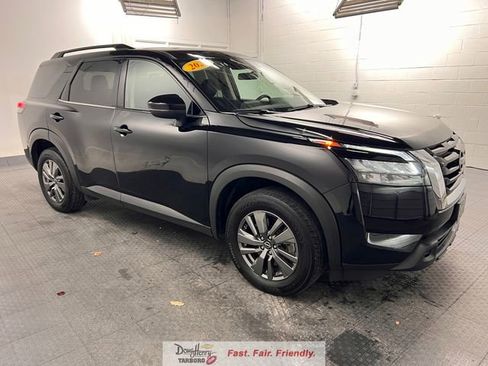 Used 2025 Nissan Pathfinder SV FWD image 3