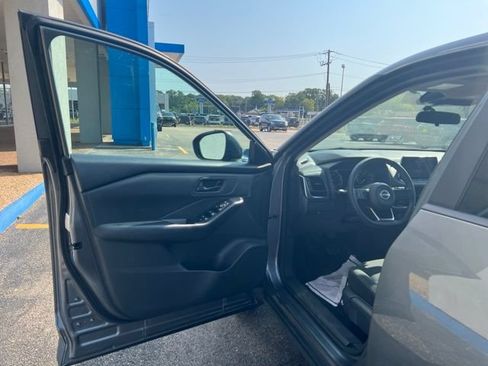 Used 2024 Nissan Rogue S AWD/4WD image 15
