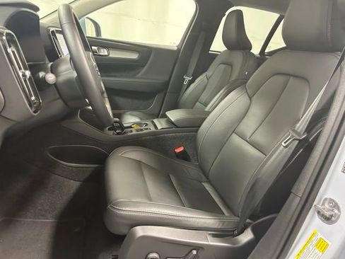 Used 2025 Volvo XC40 B5 Core image 9