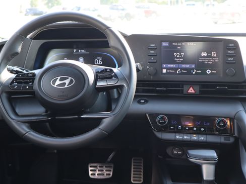 Used 2025 Hyundai Elantra Sport FWD image 13