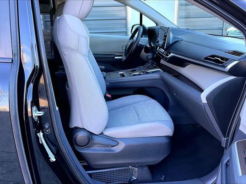 Used 2024 Toyota Sienna LE image 8