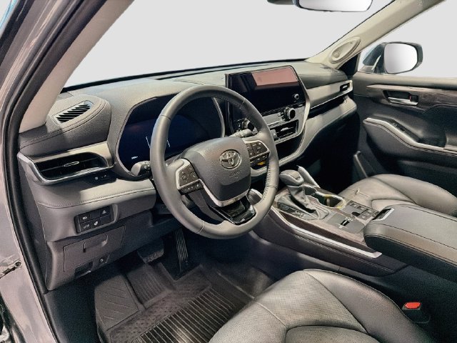 Used 2026 Toyota Highlander Limited AWD/4WD image 8