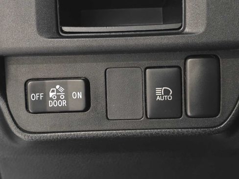 Used 2018 Toyota Tacoma SR5 AWD/4WD image 17