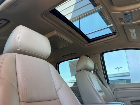 Used 2011 Cadillac Escalade ESV Premium AWD/4WD image 20
