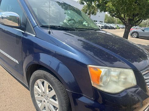 Used 2012 Chrysler Town & Country Touring-L FWD image 17