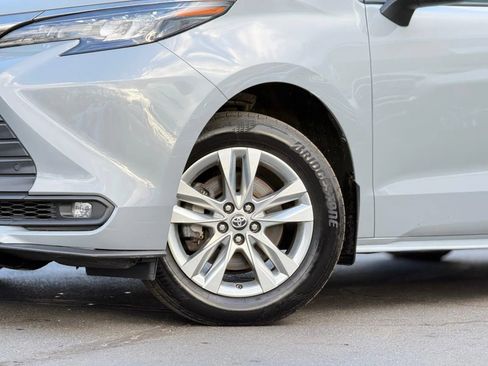 Used 2022 Toyota Sienna XLE Woodland Edition image 3