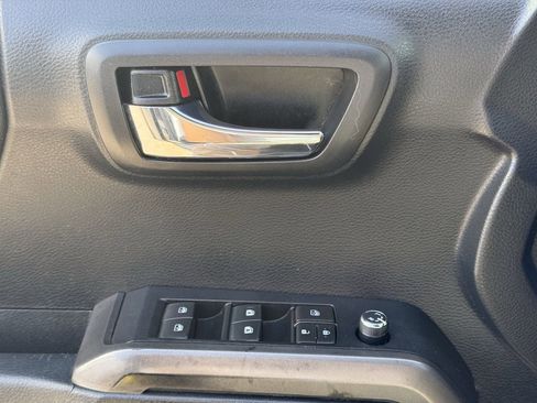 Used 2018 Toyota Tacoma TRD Off-Road w/ Technology Package AWD/4WD image 24