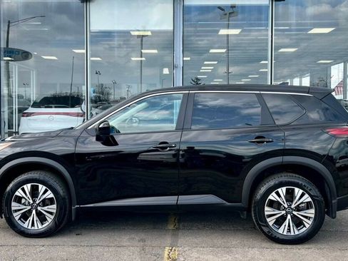 Used 2023 Nissan Rogue SV image 2