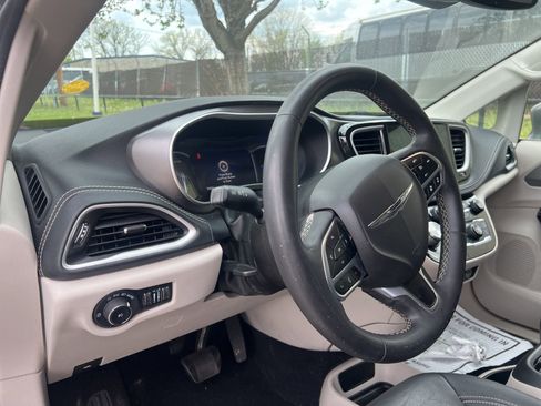 Used 2022 Chrysler Pacifica Touring-L FWD image 11