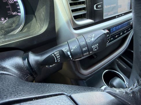 Used 2019 Toyota Highlander XLE AWD/4WD image 30