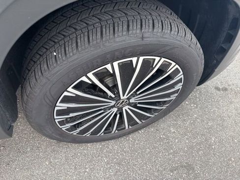 Used 2025 Volkswagen Taos SE image 14