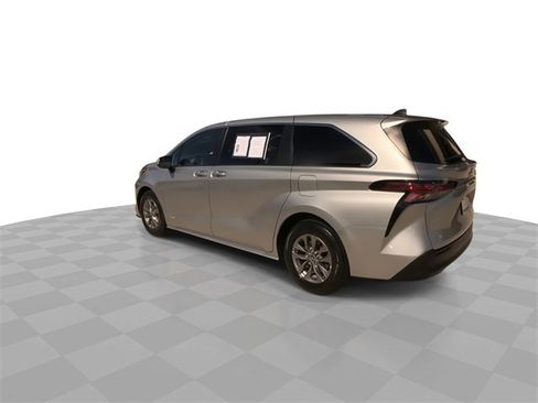 Used 2021 Toyota Sienna LE image 11