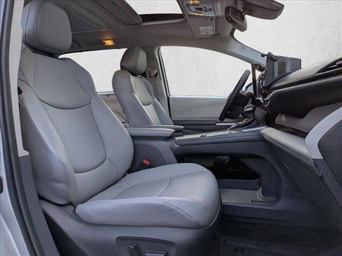 Used 2022 Toyota Sienna XLE image 27