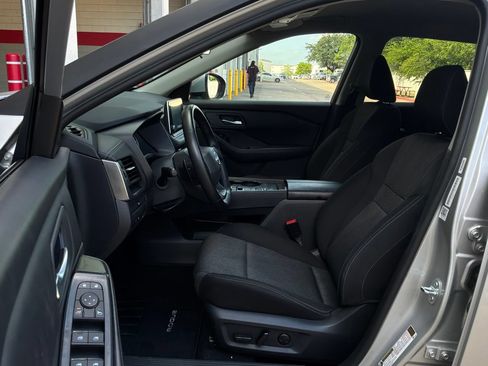 Used 2025 Nissan Rogue SV FWD image 9