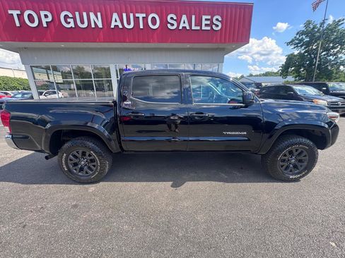 Used 2020 Toyota Tacoma SR5 AWD/4WD image 2