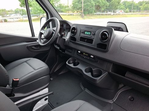 Used 2025 Mercedes-Benz Sprinter 2500 image 13