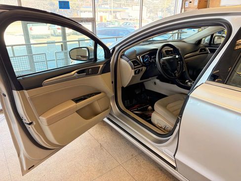 Used 2019 Ford Fusion SE image 10