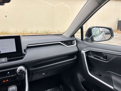 Used 2025 Toyota RAV4 LE image 34