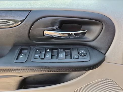 Used 2018 Dodge Grand Caravan SE w/ UConnect Hands-Free Group image 25