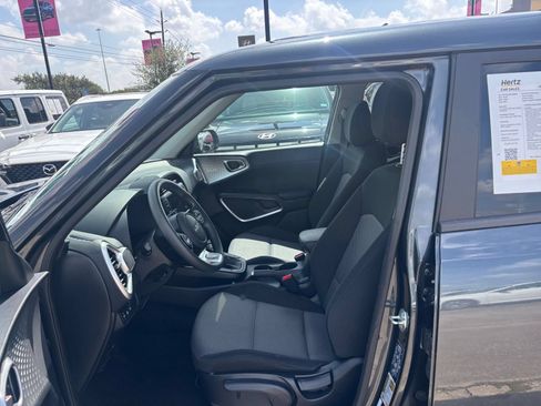 Used 2025 Kia Soul LX w/ LX Technology Package FWD image 24