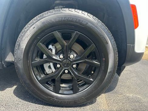 Used 2025 Jeep Grand Cherokee Altitude AWD/4WD image 40