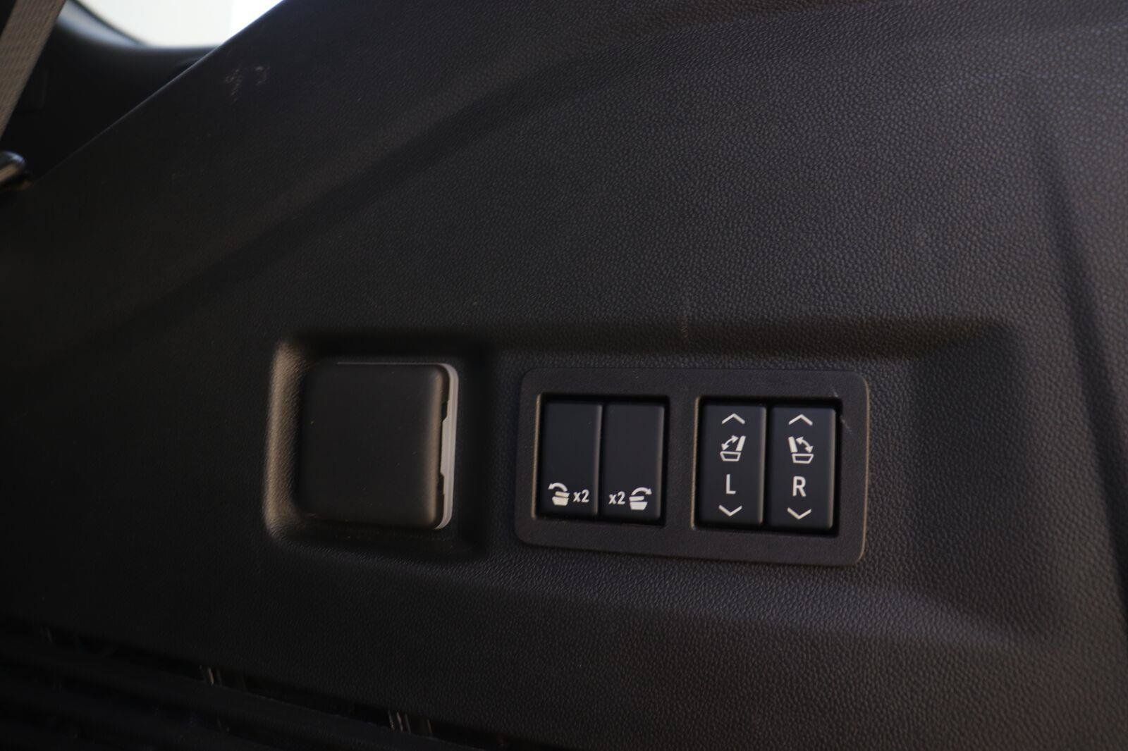 Used 2026 GMC Yukon AT4 Ultimate w/ LPO, Floor Liner Package AWD/4WD image 16