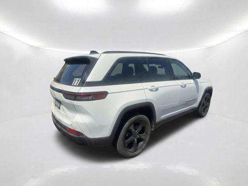 Used 2025 Jeep Grand Cherokee Altitude RWD image 6
