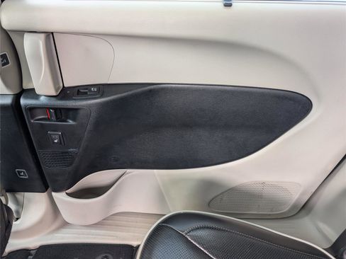 Used 2023 Chrysler Pacifica Limited FWD image 32