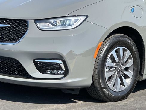 Used 2022 Chrysler Pacifica Touring-L FWD image 7