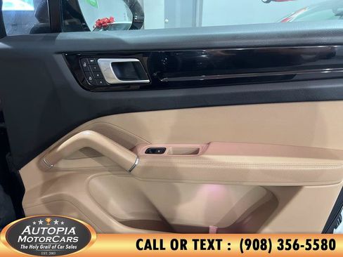 Used 2022 Porsche Cayenne AWD/4WD image 14