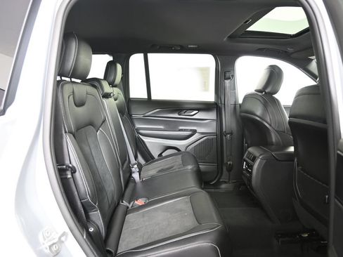 Used 2023 Jeep Grand Cherokee Altitude AWD/4WD image 15
