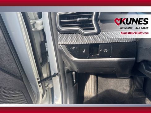 Used 2024 Kia Sportage LX image 25