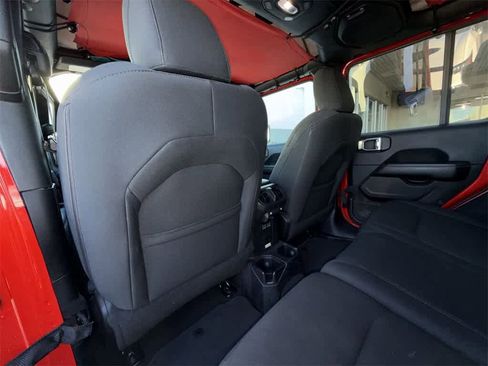 Used 2018 Jeep Wrangler Unlimited Sahara image 11