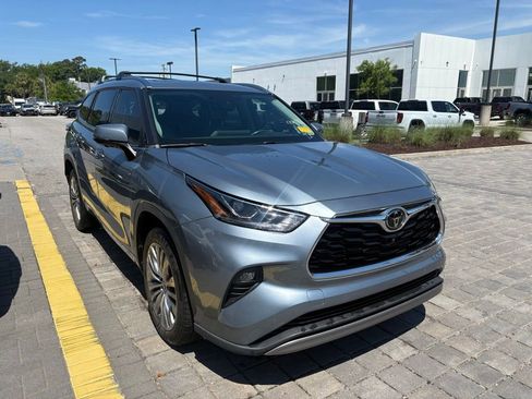 Used 2023 Toyota Highlander Platinum FWD image 4